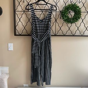 Torrid cropped length sleeveless jumper. Tie at waist, 00